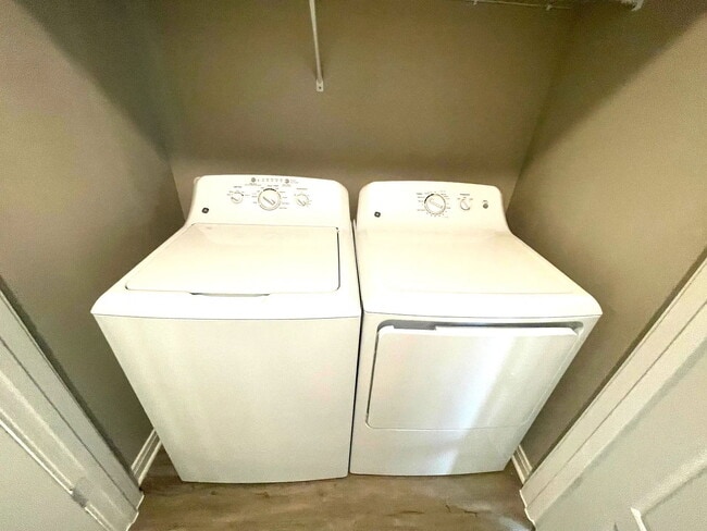 Building Photo - 300 Willow Grv Wy