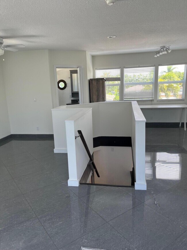 Building Photo - 301 Central Dr