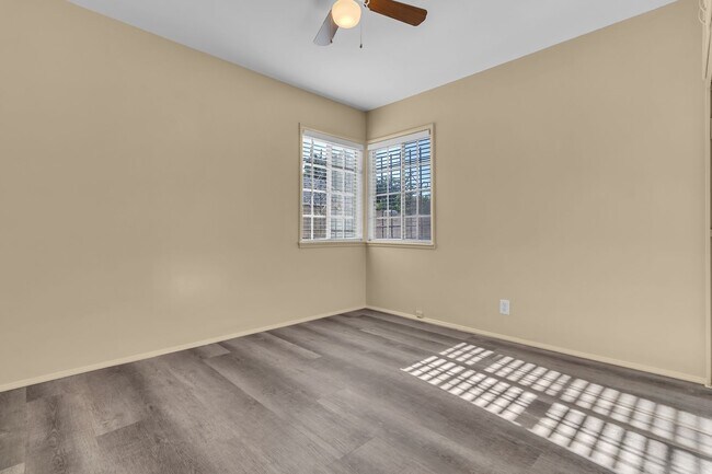 Building Photo - 1239 W Carlton Pl