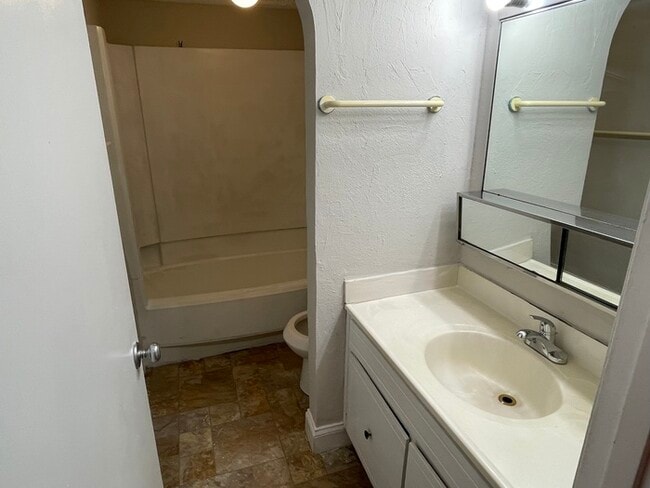 Building Photo - Charming 2-Bedroom Townhome in Prime Charl...