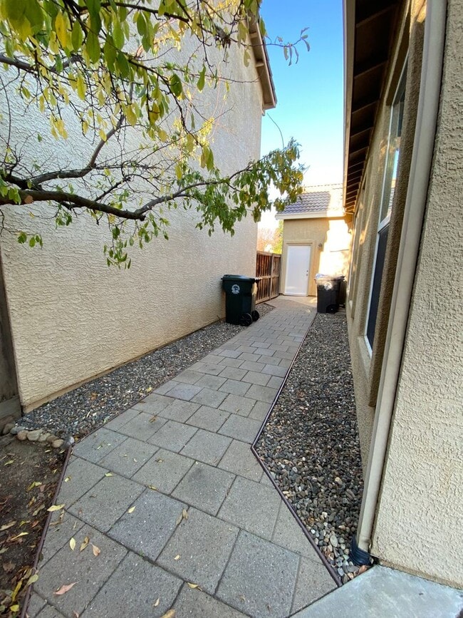 Building Photo - Lovely 3 Bedroom Low Maintenance Unit with New Flooring!