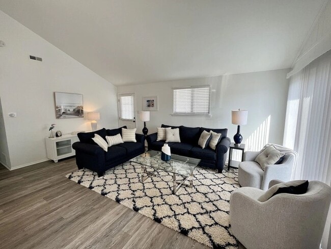 Building Photo - Renovated Home - Sleeps 6 - Winter Rental Only