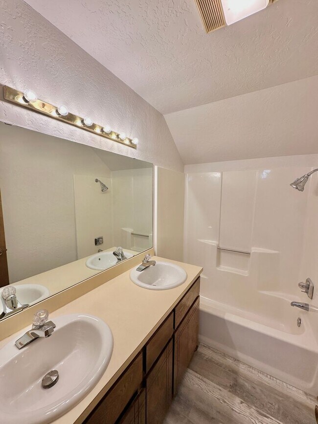 Building Photo - 2502 NE Kingsbriar Pl