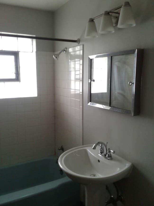 Full Bath - 1600 N 1st Ave
