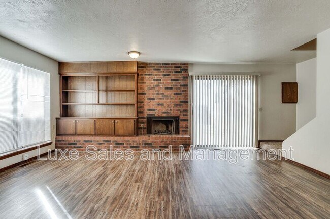 Building Photo - 6004 Paramount Dr