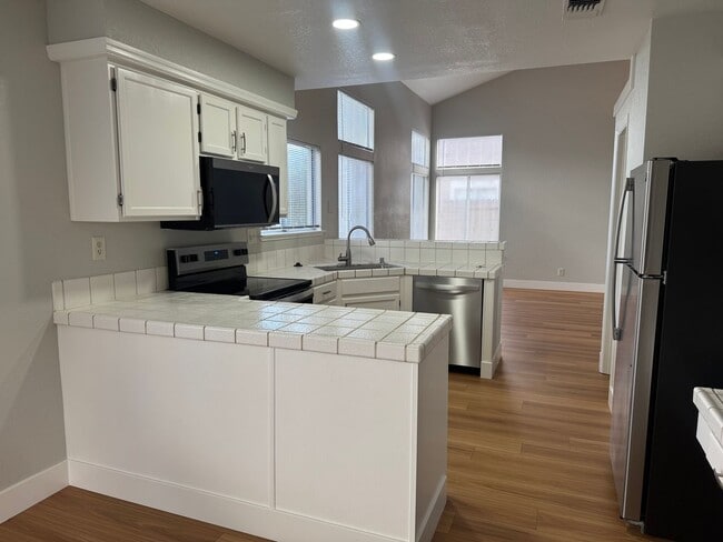 Building Photo - 2776 Woodmont Dr