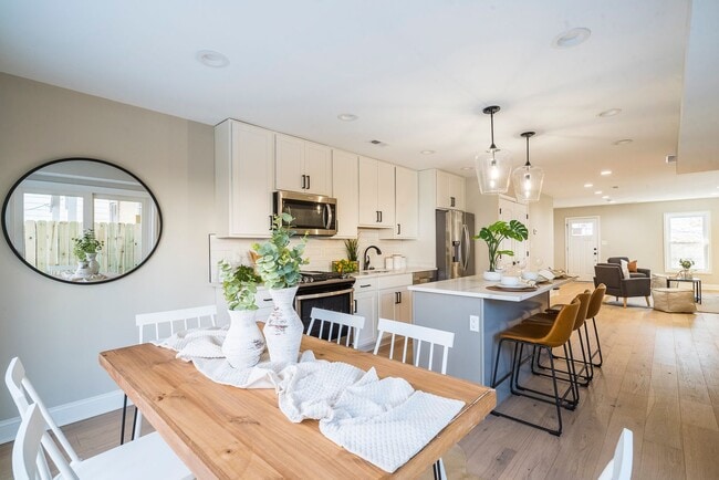 Building Photo - Natural-Light Stunner Near Eastern Market & Potomac Metro