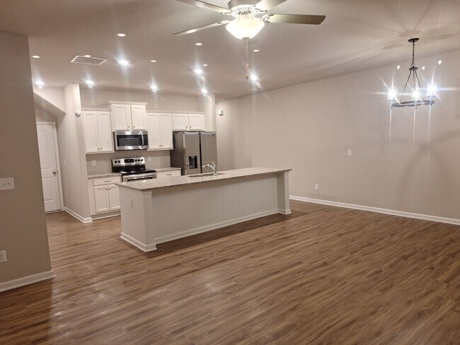 Building Photo - 220 Turner Ln