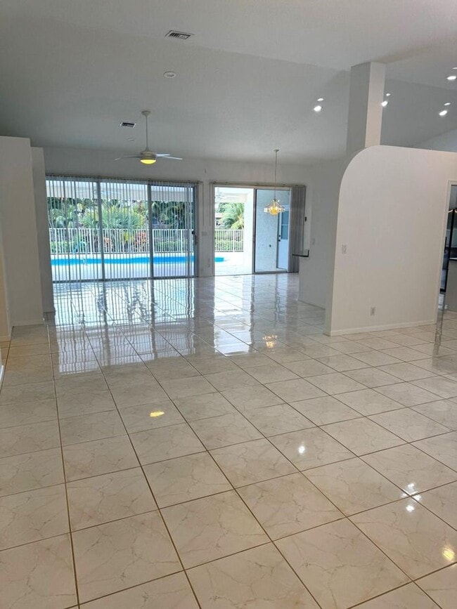 Building Photo - 106 Pepper Tree Cres