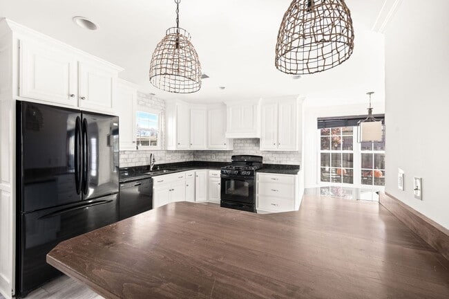 Building Photo - Awesome 4BR/3BA end-unit townhouse in the desirable River Plantation neighborhood!