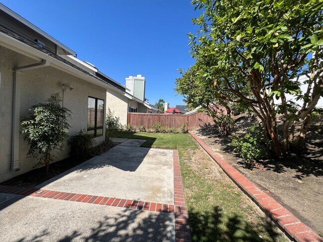 Building Photo - Beautiful Laguna Hills home located just m...