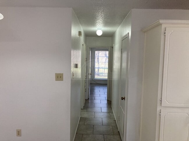 Building Photo - 2405 Bermuda Dr