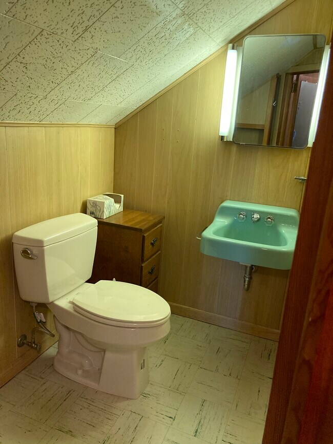 Bath upstairs - 8370 N 300 W-90