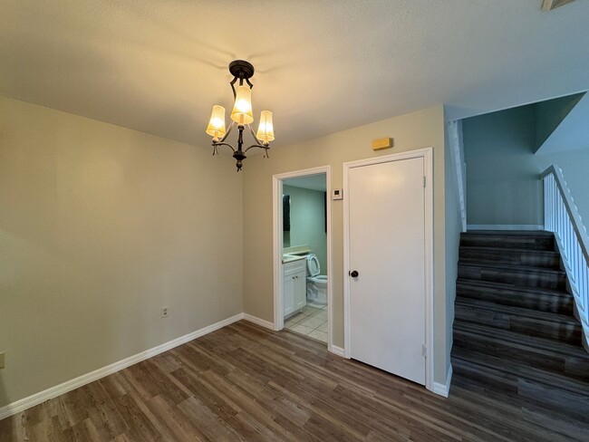 Building Photo - 5268 Middle Ct