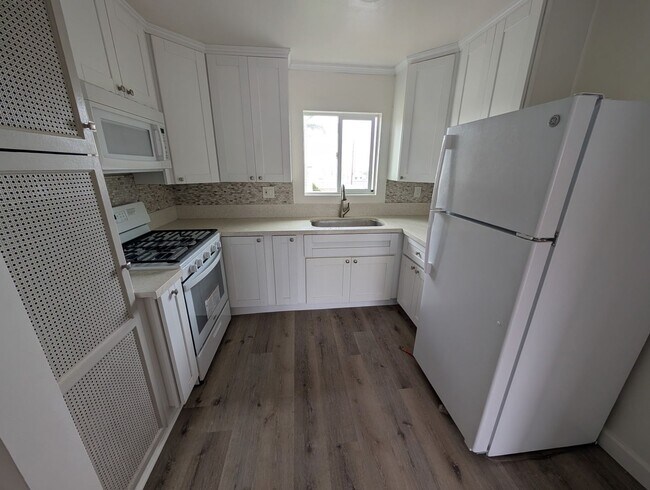 Building Photo - 2BR Apartment Steps from Windansea Beach