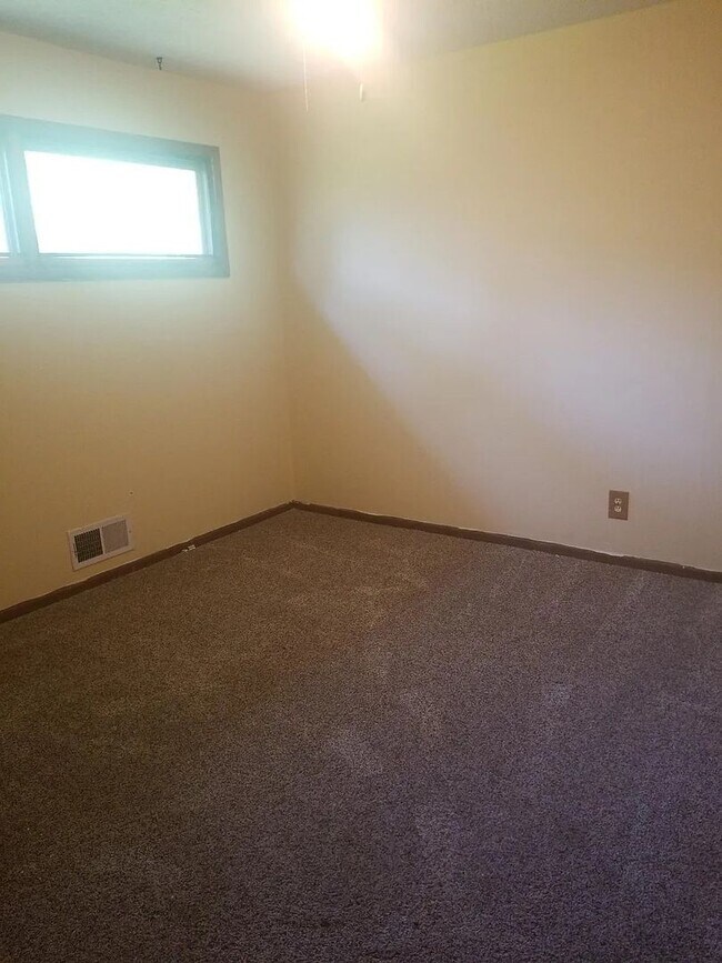 Building Photo - Charming 2-Bedroom 1 Bath Duplex!