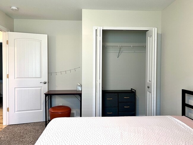 Building Photo - Gorgeous Furnished Home-Ready for move in ...