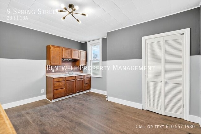 Building Photo - 9 1/2 Spring St