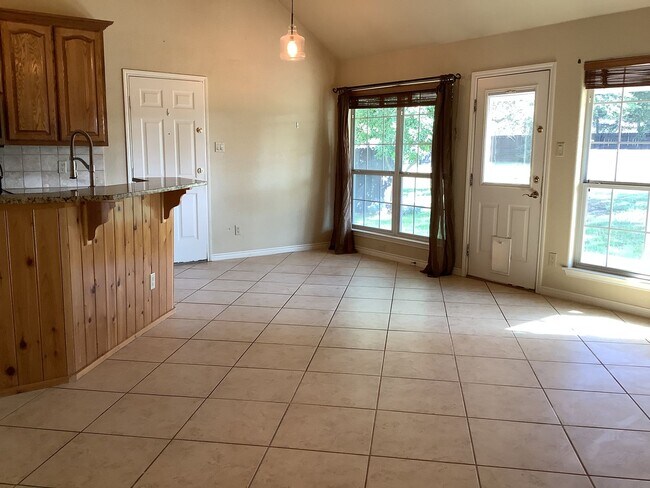 Building Photo - 409 S Rhomberg St