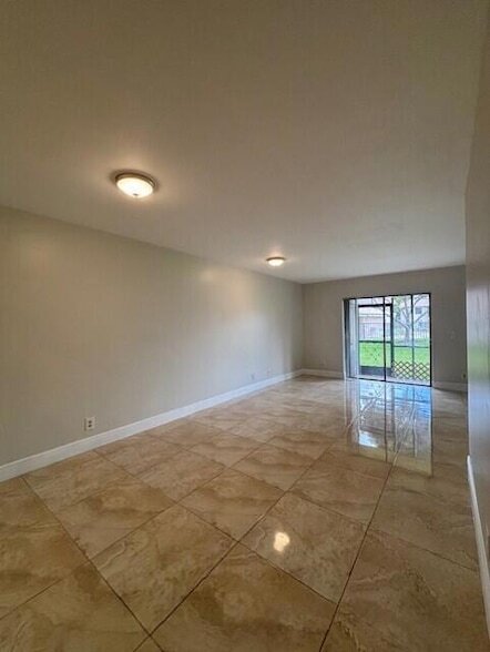 Building Photo - 6748 Palmetto Cir S