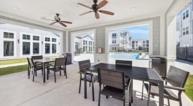 Building Photo - 8877 Lakes at 610 Dr