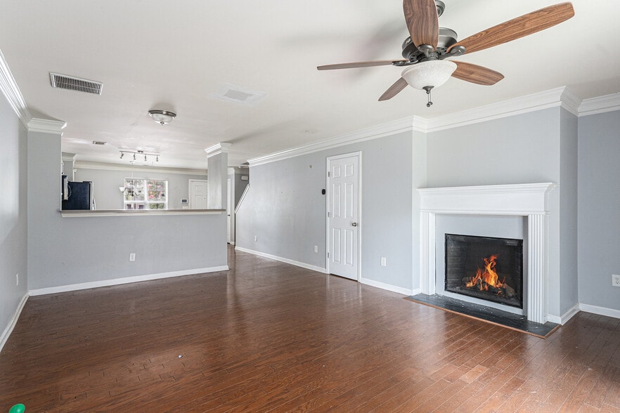 Building Photo - 703 Crestwell Cir SW
