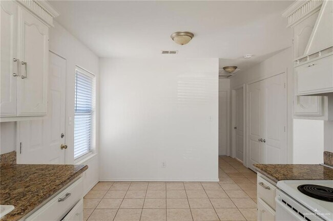 Building Photo - 705 W Bronze Dr