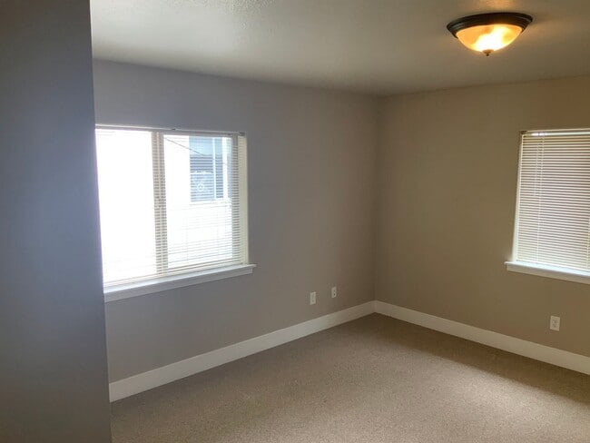 Building Photo - 5 Bedroom Duplex in University Area