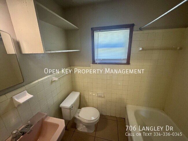 Building Photo - 706 Langley Dr
