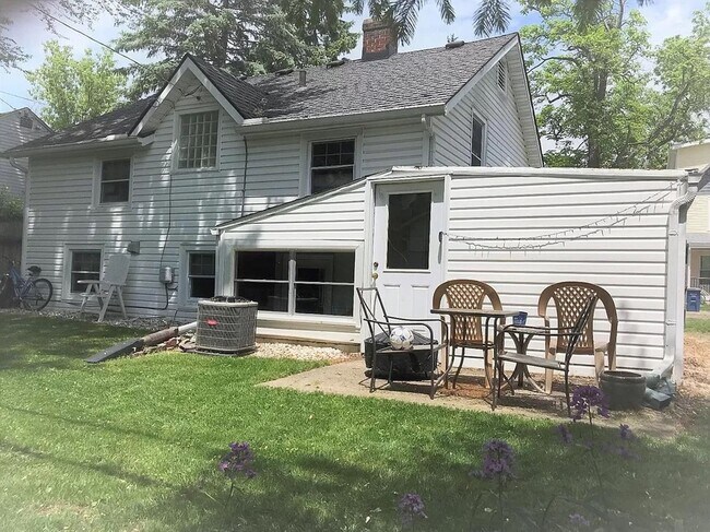 Building Photo - 906 Sylvan Ave