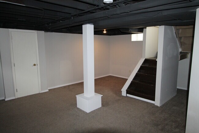 Building Photo - HUGE Historic Home with amazing fenced in yard and golf course views!