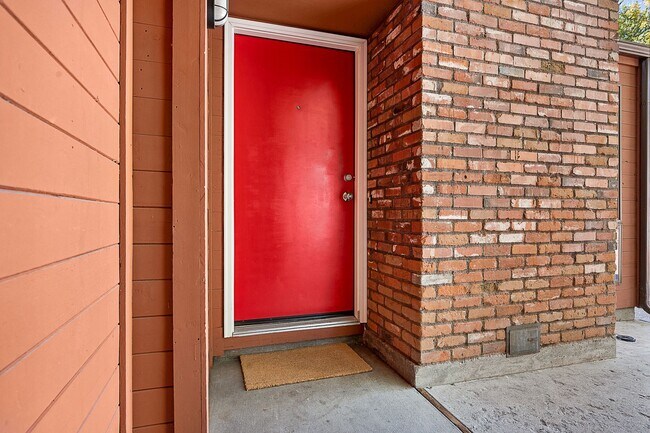 Building Photo - Super Cute North End Place with Garage and Backyard!