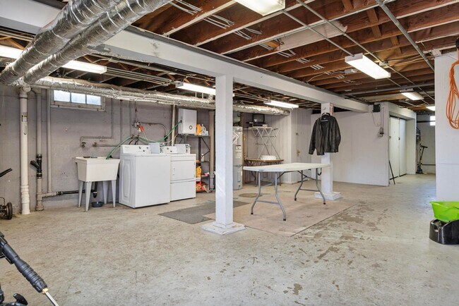 Building Photo - Charming close-in Foster-Powell studio in four-plex—Updated kitchen & bath, shared laundry, share...