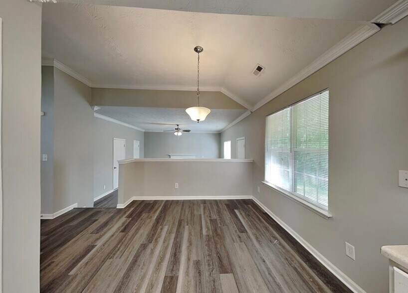 Building Photo - 2621 Fairstone Ave