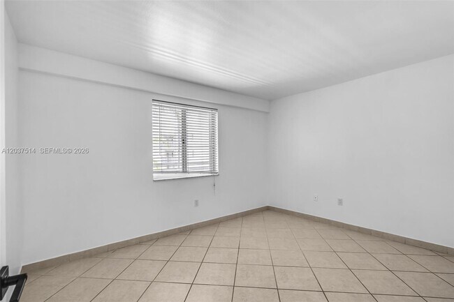 Building Photo - 1401 Bay Rd