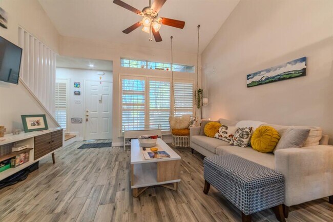 Building Photo - 1015 E Yager Ln