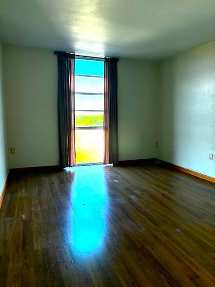 Building Photo - 2500 NE 135th St