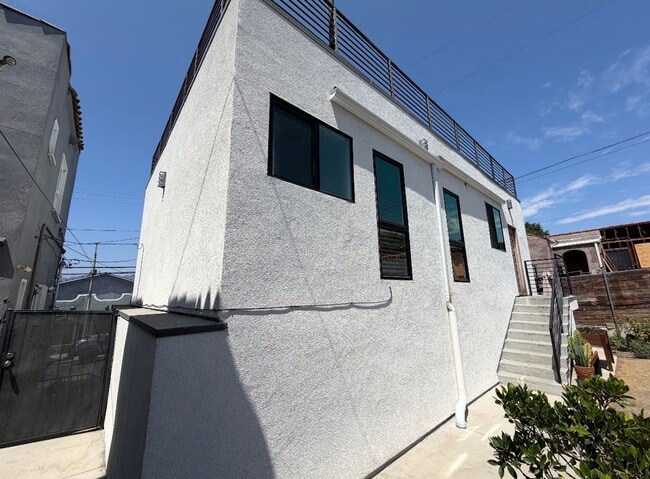 Building Photo - 872-878 Serrano Pl