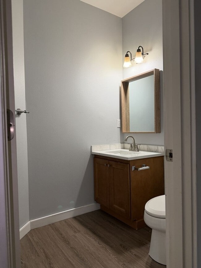 Building Photo - Spacious 3 Bed/2.5 Bath Federal Way Home.