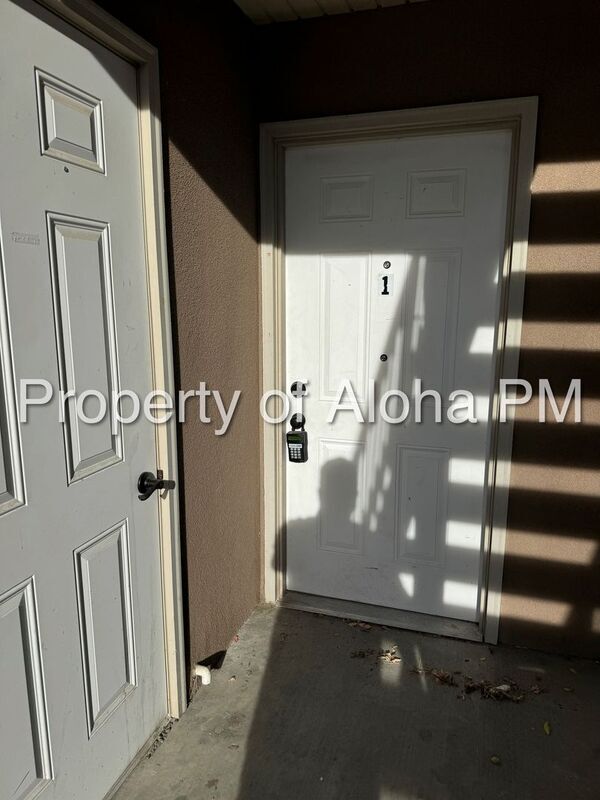 Building Photo - 1071 W Pine Ave