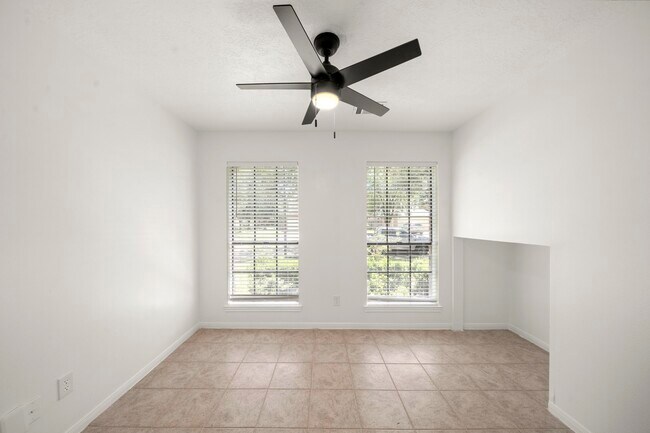 Building Photo - 2406 Parkwood Ln