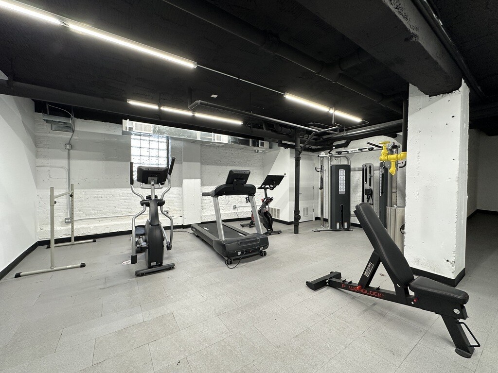 Building Photo - 941 W Carmen Ave