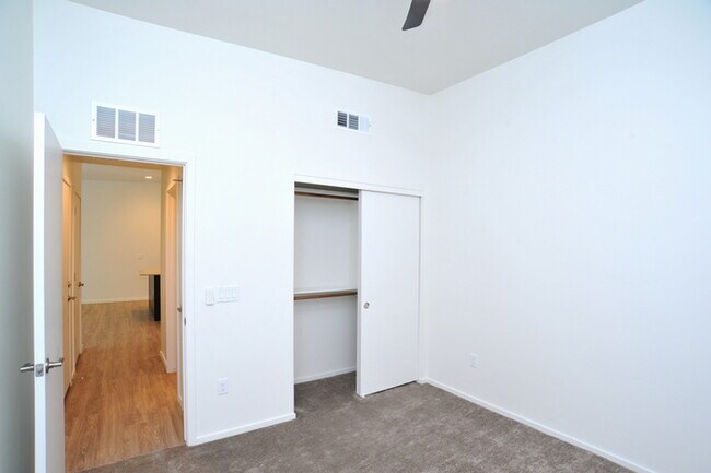 Building Photo - Modern Luxury in Central Tucson!