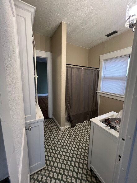 Building Photo - 417 W Columbia Ter