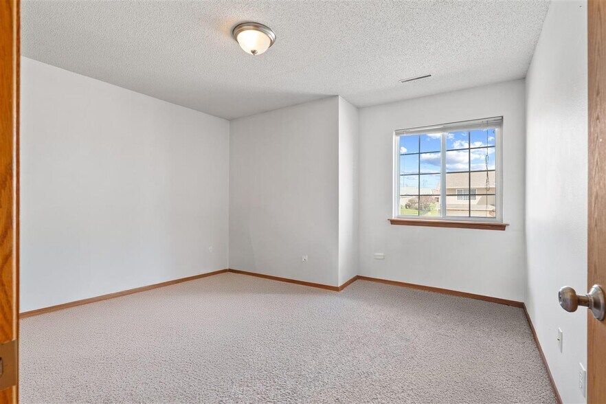Building Photo - 533 E Goldfinch Dr