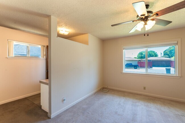 Building Photo - Adorable West Morgan Hill Family Home!