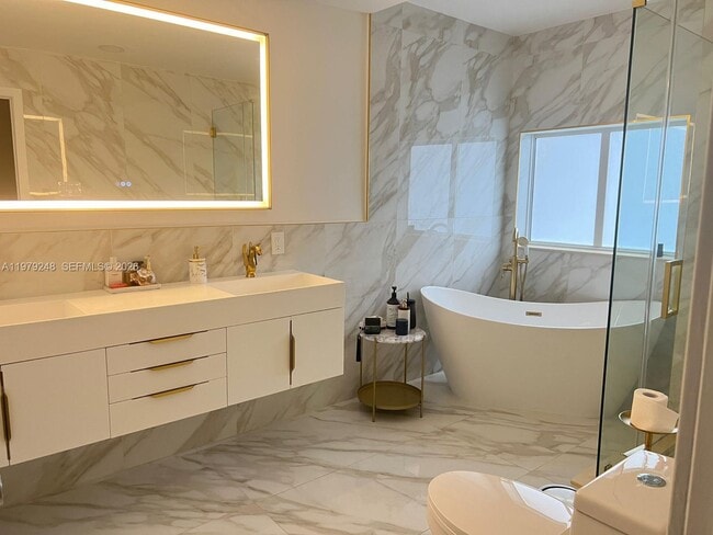 Building Photo - 568 N University Dr