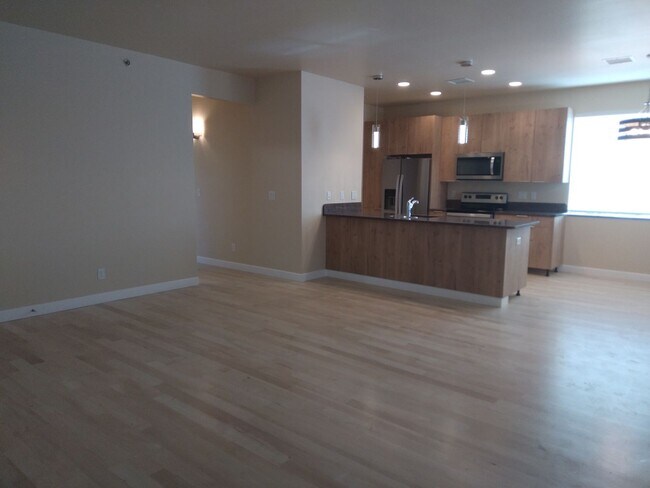 Building Photo - Bison Cove Unit E5 Available Now