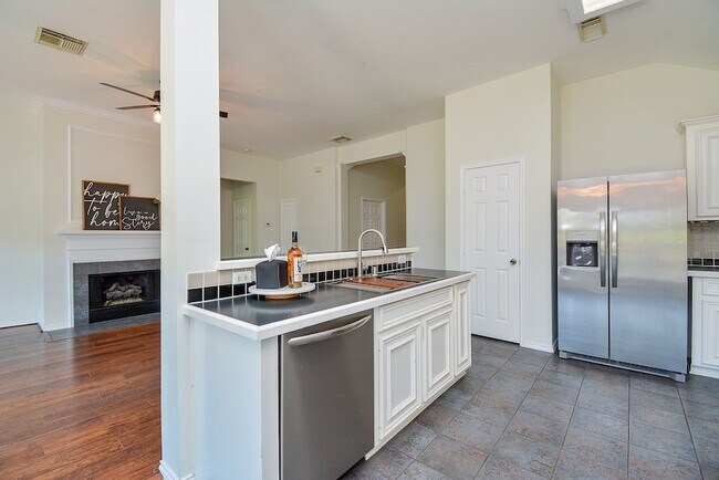Building Photo - 3815 Summerfield Dr