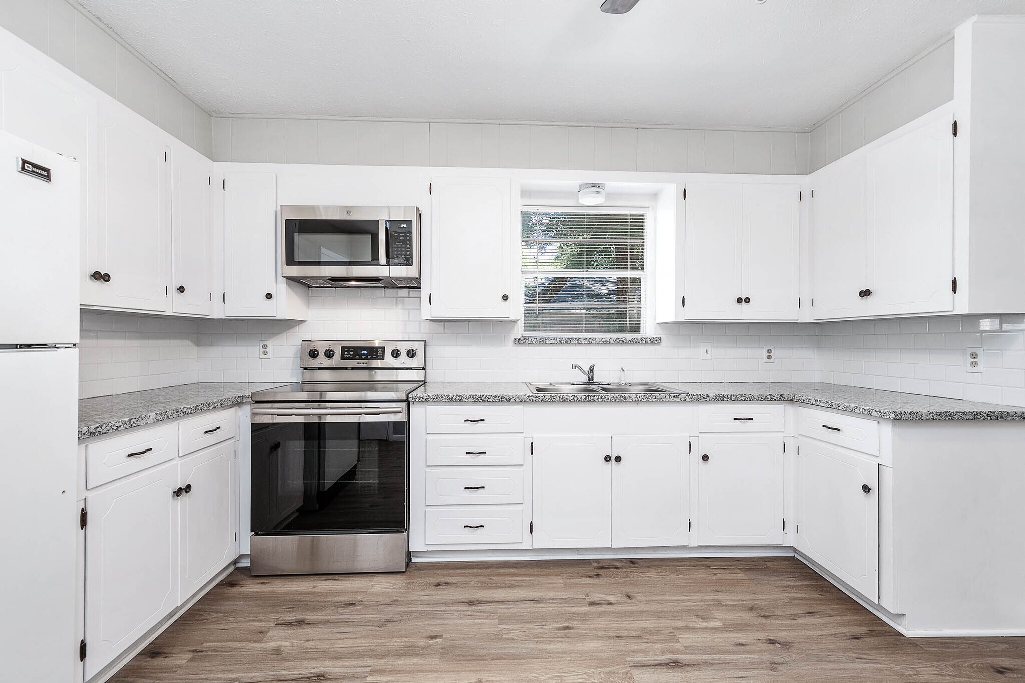 Kitchen - 4111 Victoria Ave